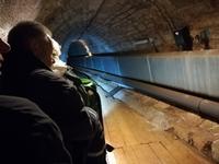 Mit einem Bähnle geht es hinein in die Salzgrotte.