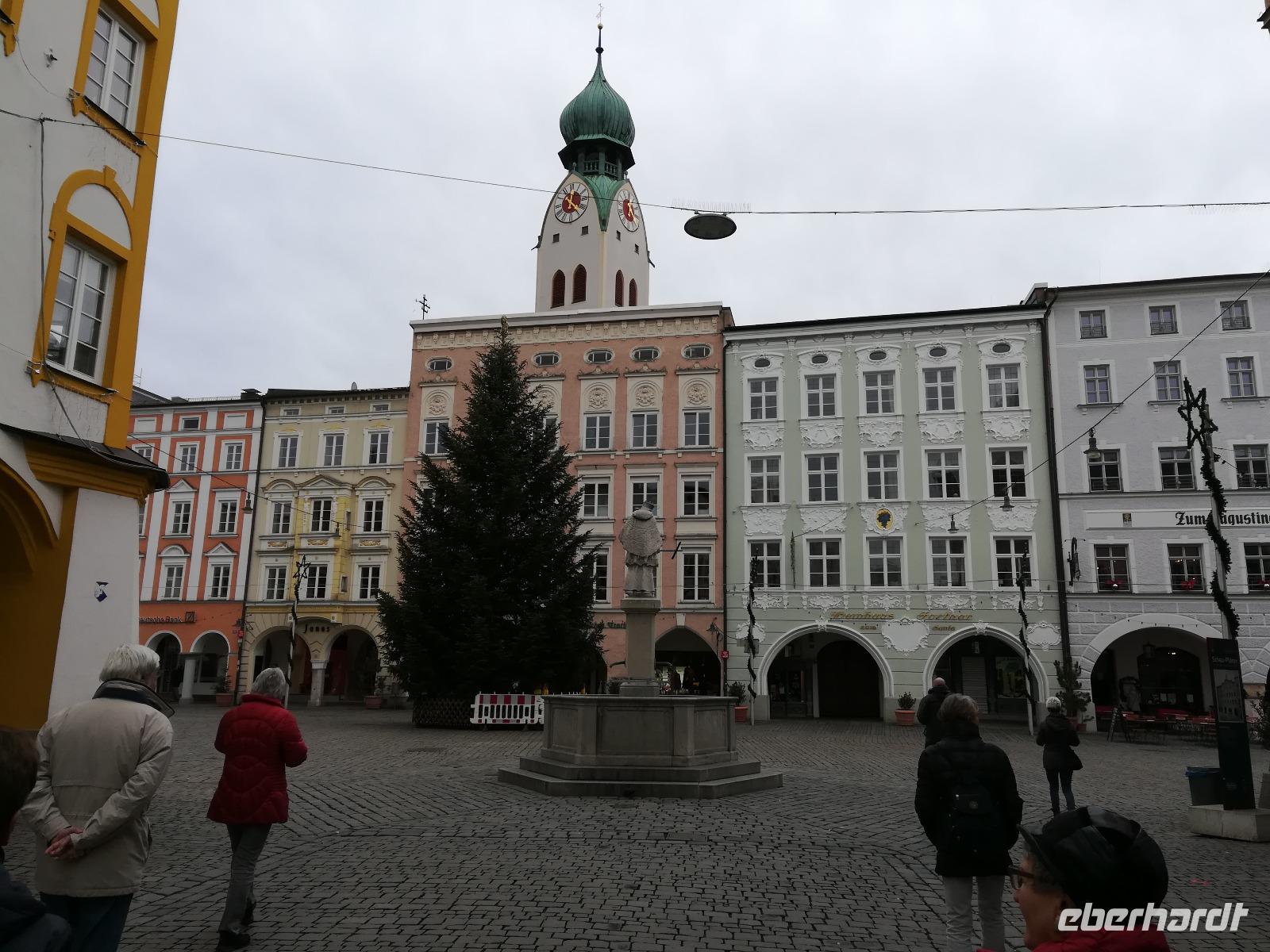 Rosenheim -  Bürgerhäuser im Inn-Salzach-Stil, Turm der St. Nikolauskirche.