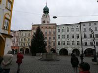 Rosenheim -  Bürgerhäuser im Inn-Salzach-Stil, Turm der St. Nikolauskirche.