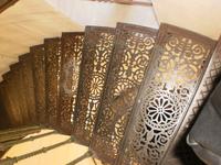 Stufen der gusseisernen Wendeltreppe