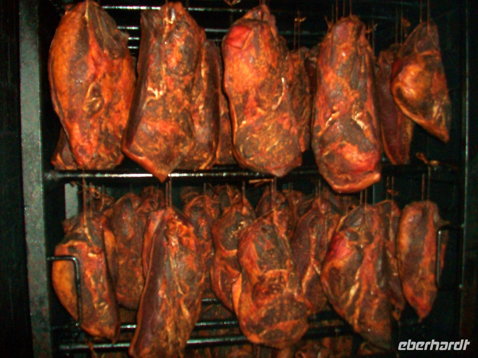 Schwarzwälder Schinken in der Räucherkammer 