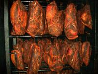 Schwarzwälder Schinken in der Räucherkammer 