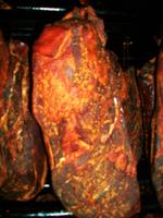 Schwarzwälder Schinken in der Räucherkammer 