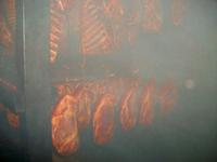 Schwarzwälder Schinken in der Räucherkammer 