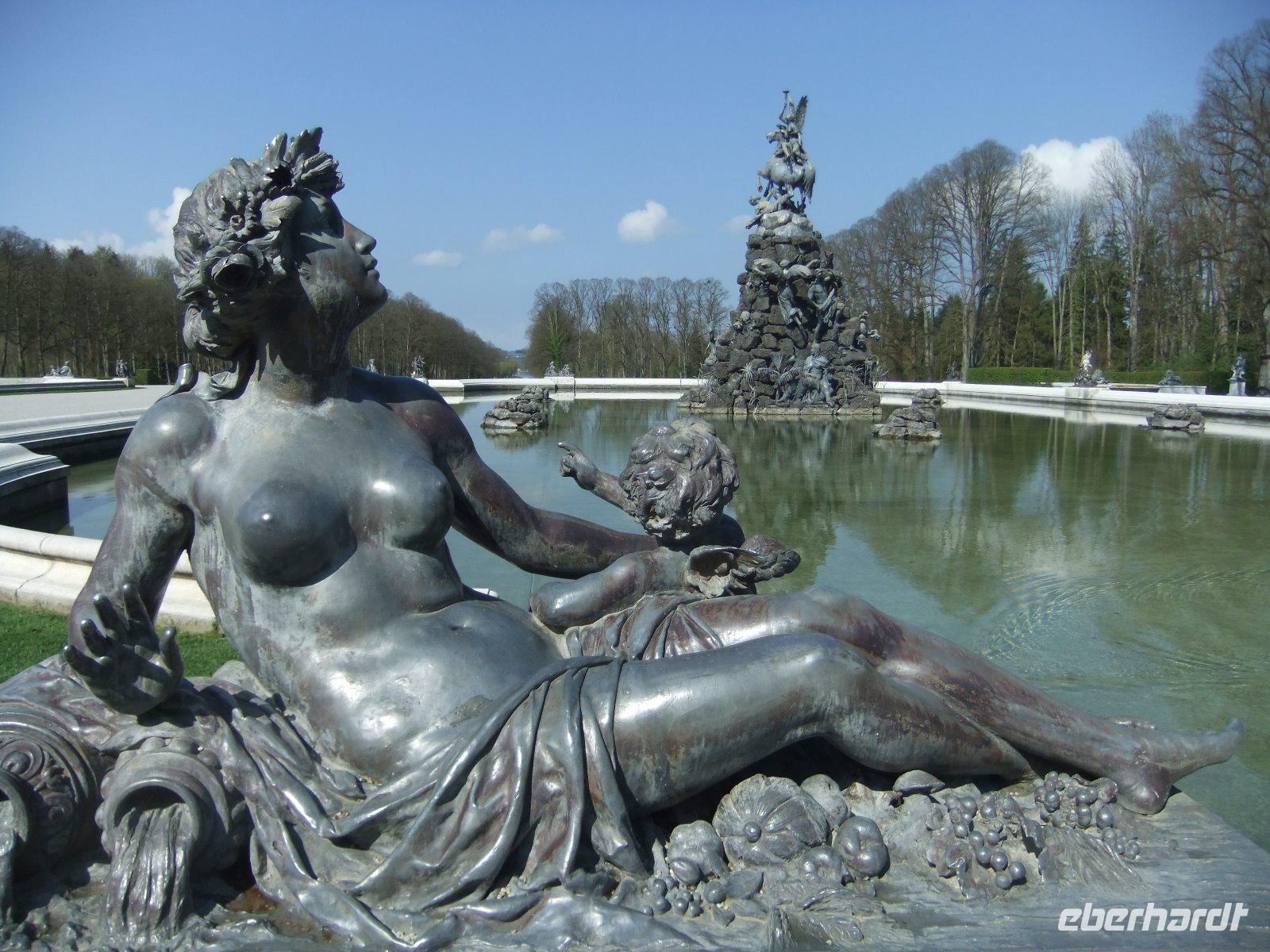 Die Brunnenanlagen vor dem Schloss