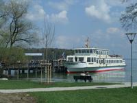 Viele Touristen kommen mit dem Schiff zur Insel