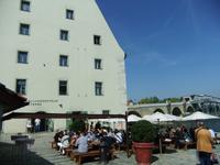 Bei dem schönen Wetter sind die Plätze vor der Wurstküche gut besucht.