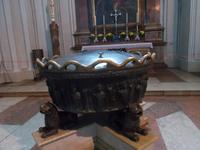 DSCN1325  Taufbecken Mozart u.Mohr im Dom
