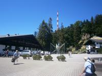 Der Platz vor dem Berghaus, im Hintergrund die Antenne des ORF