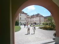 Mainau, Blick durch das Torhaus auf Schloß und Kirche