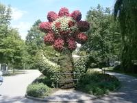 Blumenfigur auf dem Weg in den Park