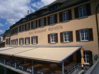 Am Flußufer gelegenes Restaurant