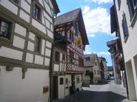 Blick durch eine Gasse zum Ufer des Rheins