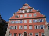 Vor dem Rathaus ein Haus mit Glockenspiel
