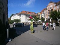 Gaukler vor dem Mangturm