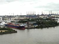 Elbphilharmonie - ein Blick von der Plaza auf den Hamburger Hafen