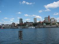 Blick auf die Landungsbrücken vom anderen Elbufer