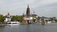 der Eiserne Steg über den Main, dahinter der Dom am Römerberg