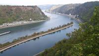 Blick vom Loreleyfels, unten an der Spitze der Landzunge sitzt die Loreley