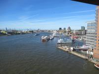 Blick von der Elbphilharmonie zu den Landungsbrücken