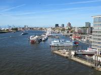 Blick von der Elbphilharmonie zu den Landungsbrücken