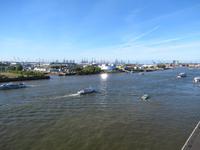 Blick von der Elbphilharmonie zum Hafen