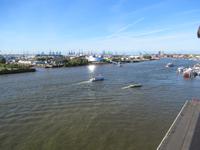 Blick von der Elbphilharmonie zum Hafen