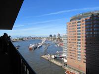 Blick von der Elbphilharmonie zu den Landungsbrücken