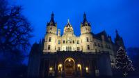 Das wunderschöne Schloß Schwerin angeleuchtet in der Abenddämmerung