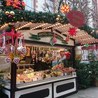 Hübsch herausgeputzte Stände auf dem Weihnachtsmarkt in Schwerin