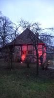 stimmungsvoll angeleuchtetes Fachwerkhaus im Freilichtmuseum Mueß