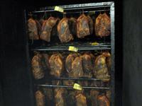 Räucherkammer mit Schwarzwälder Schinken