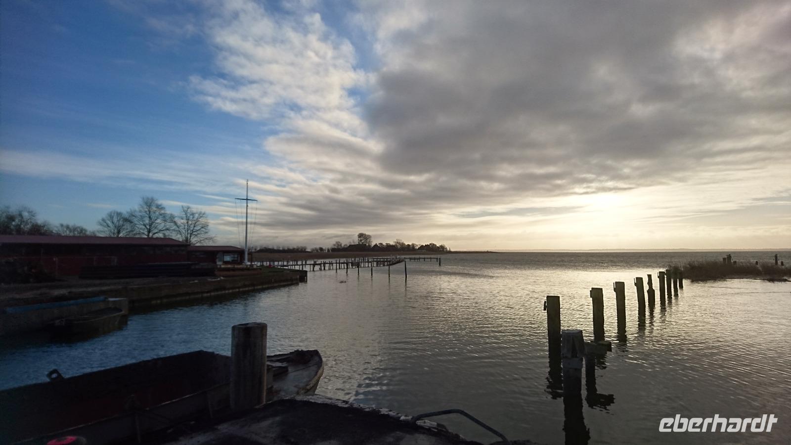 Stimmungsvoller Blick aufs Wasser von Wustrow aus