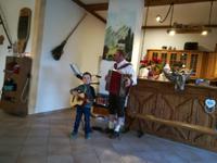 Opa und Enkel musizieren beim Michlbauer.