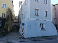 Symbolik auf der blauen Hauswand.