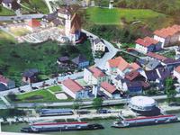 Blick auf Engelhartszell mit der Pfarrkirche.