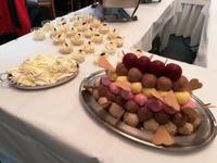 Eiskugeln und Schlagobers, wer halt will.