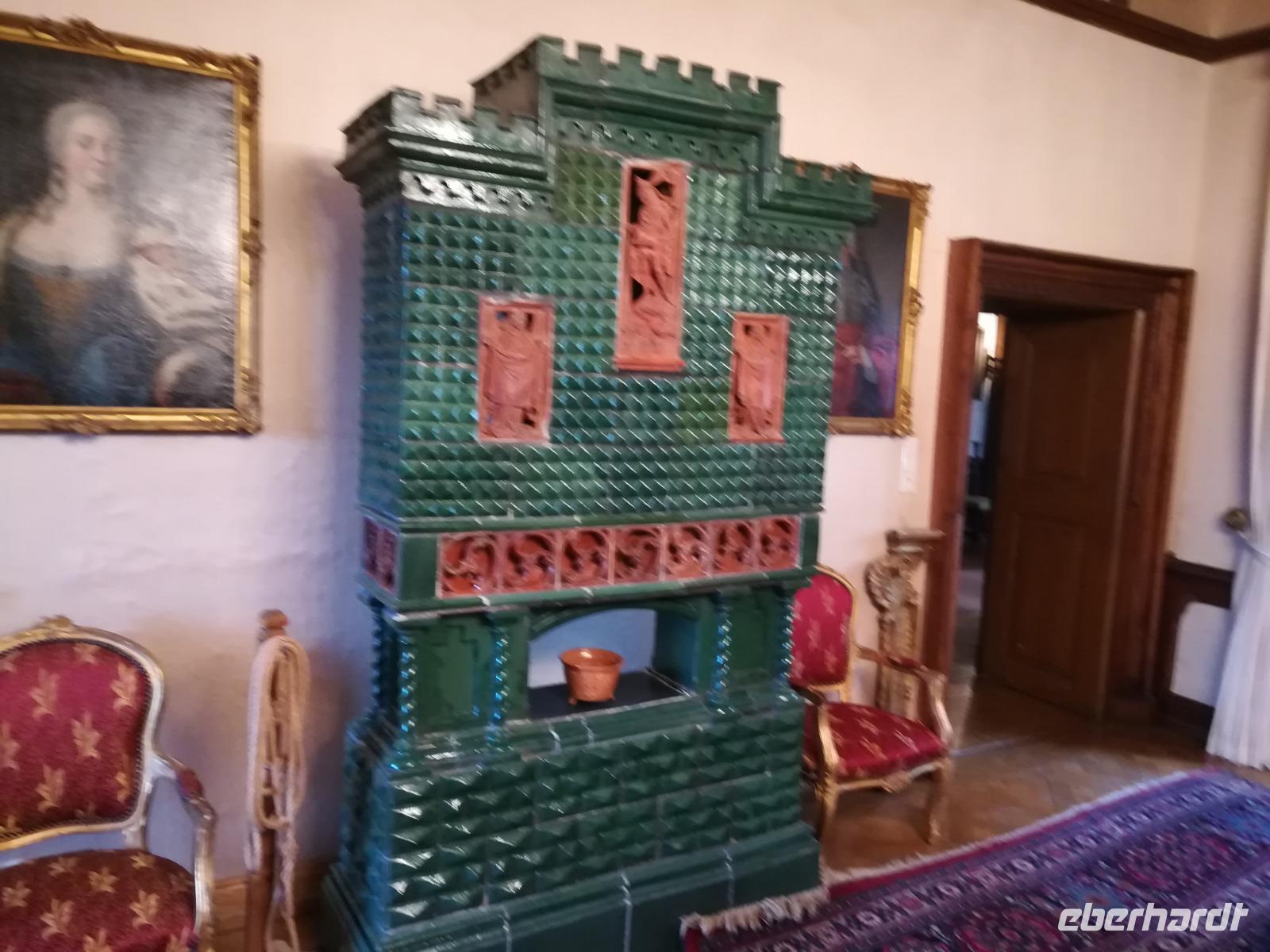 Einer von vielen schönen Kachelöfen im Schloss Egg.