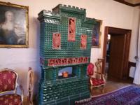 Einer von vielen schönen Kachelöfen im Schloss Egg.