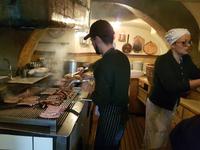 viele hundert Jahre werden hier die schon hausgemachte Würstl mit Sauerkraut und Senfbnach alter Rezeptur verkauft