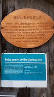 Am Eingangstor zur Burgruine Randeck