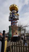 der 34 m hohe begehbare Kuchelbauerturm in Abensberg, mit vergoldeter Dachkugel ( Durchm. 10 m )