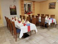 festlich gedeckt sind die Tische zum Weihnachtsabend