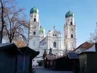 der Dom in Passau, davor der geschlossene Weihnachtsmarkt