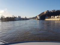 aus dieser Blickrichtung mündet die Ilz rechts in die Donau