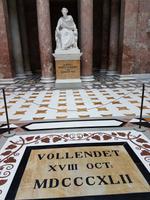 im Zentrum sitzt König Ludwig in der Walhalla