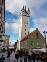 der markante Stadtturm in Straubing im Zentrum von Therisien- und Ludwigsplatz