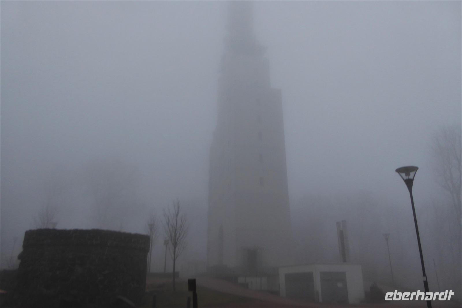 Schaumbergturm im Nebel 