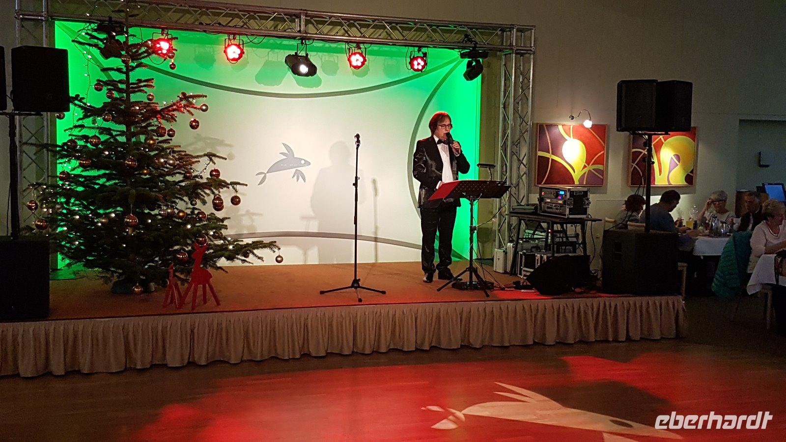 Bühne mit Alleinunterhalter zur Weihnachtsfeier