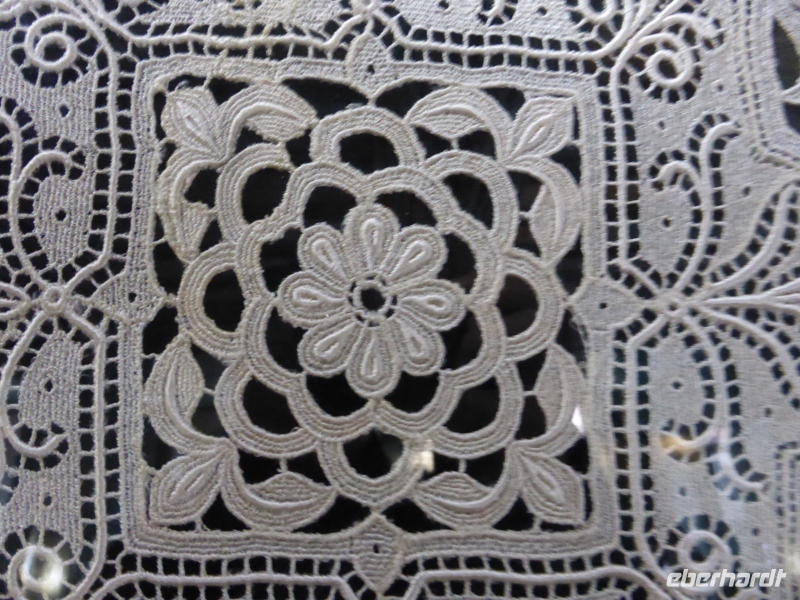 Plauener Spitze. Motiv aus einer klassischen Wickeldecke.